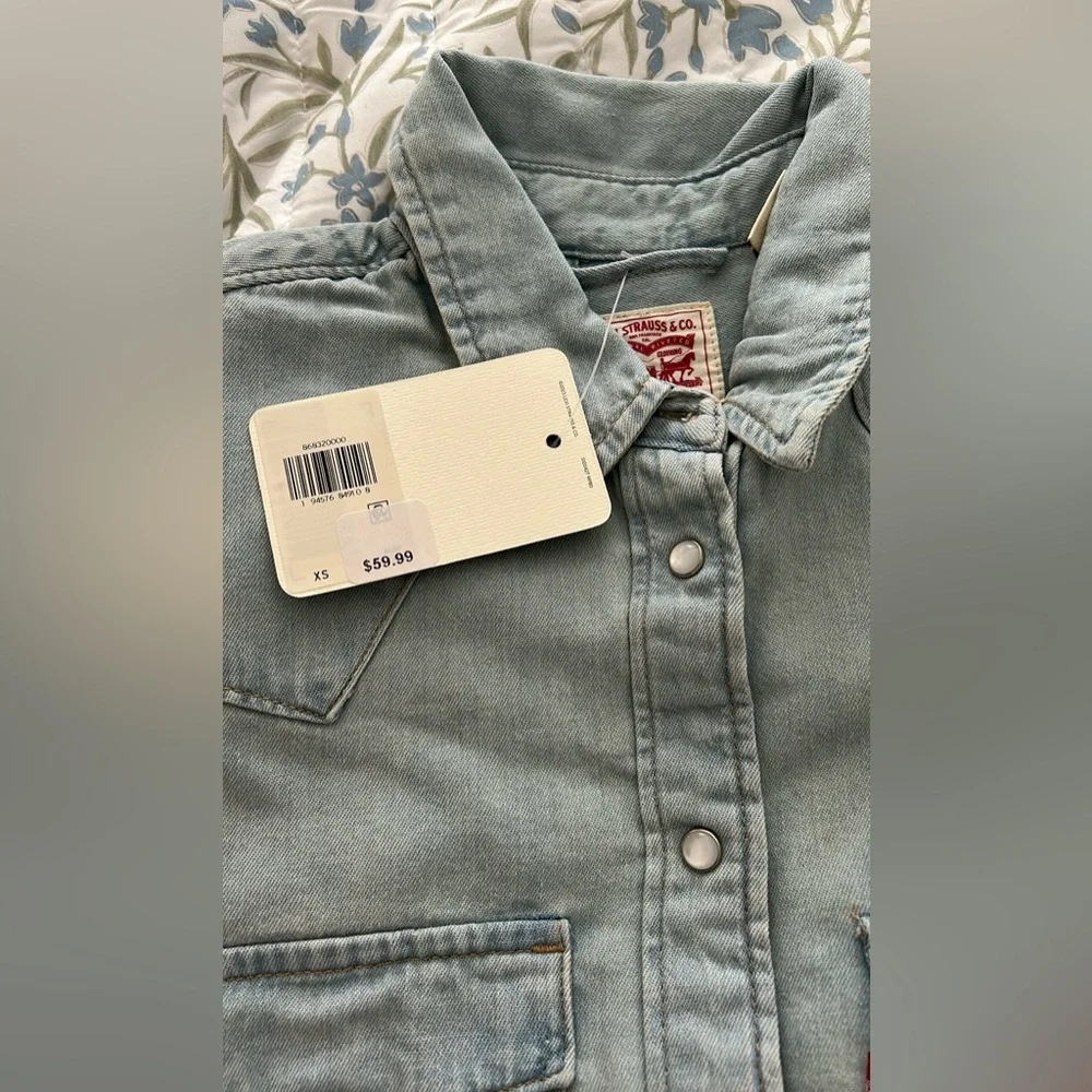 NWT Levi's Classic Blue Button-Up Shirt Light Wash Color - Picture 5 of 5
